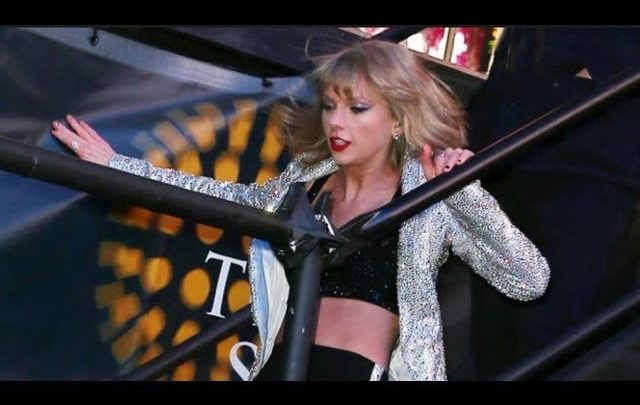 Taylor Swift – Funny Bloopers on Stage