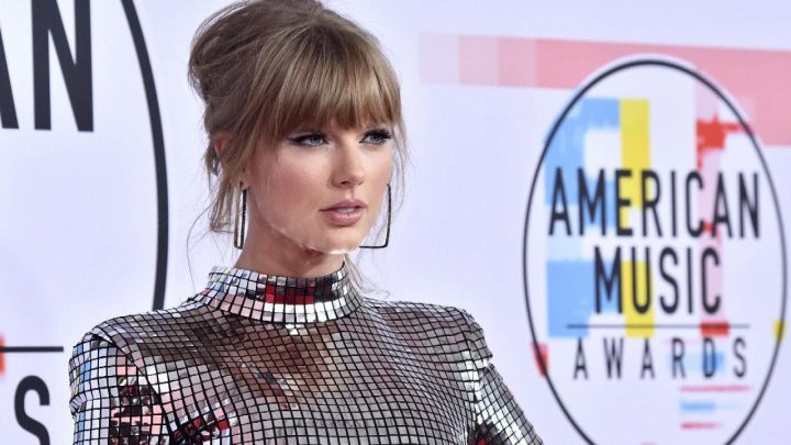 What’s Holding Taylor Swift Back From Singing at the AMAs